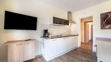 KĂŒhlschrank, Herdplatte, Wasserkocher mit Kaffee-/Teezubehör