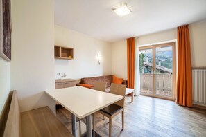 Una mesa de tenis de mesa