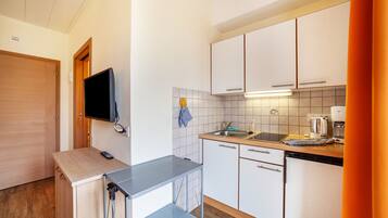 Geladeira, micro-ondas, cooktop, cafeteira/chaleira