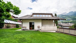 A house with a patio, a door, and a view of mountains. - Apartment 'Mignon B' with Mountain View, Shared Garden and Wi-Fi (Riffian)