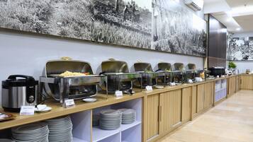 Sarapan prasmanan setiap hari (IDR 75000 per orang)