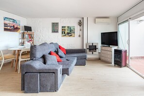 Een televisie en een tafeltennistafel