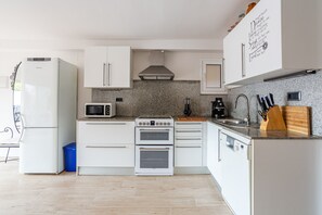 Een koelkast, een magnetron, een oven, een kookplaat