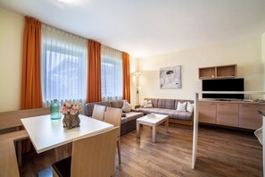 TV, tavolo da calcetto, tavolo da ping pong, libri