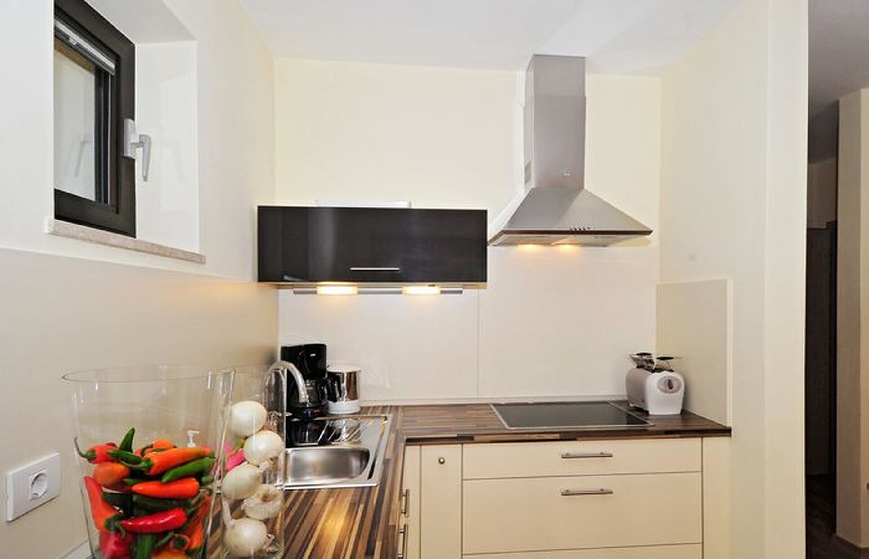 Réfrigérateur, micro-ondes, plaque de cuisson, cafetière/bouilloire