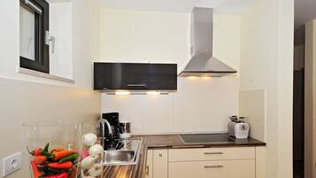 Réfrigérateur, micro-ondes, plaque de cuisson, cafetiÚre/bouilloire