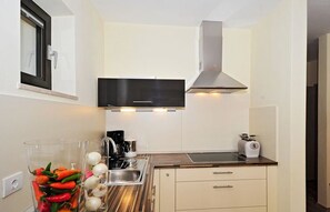 Refrigerador, microondas, parrilla de estufa y cafetera y tetera 