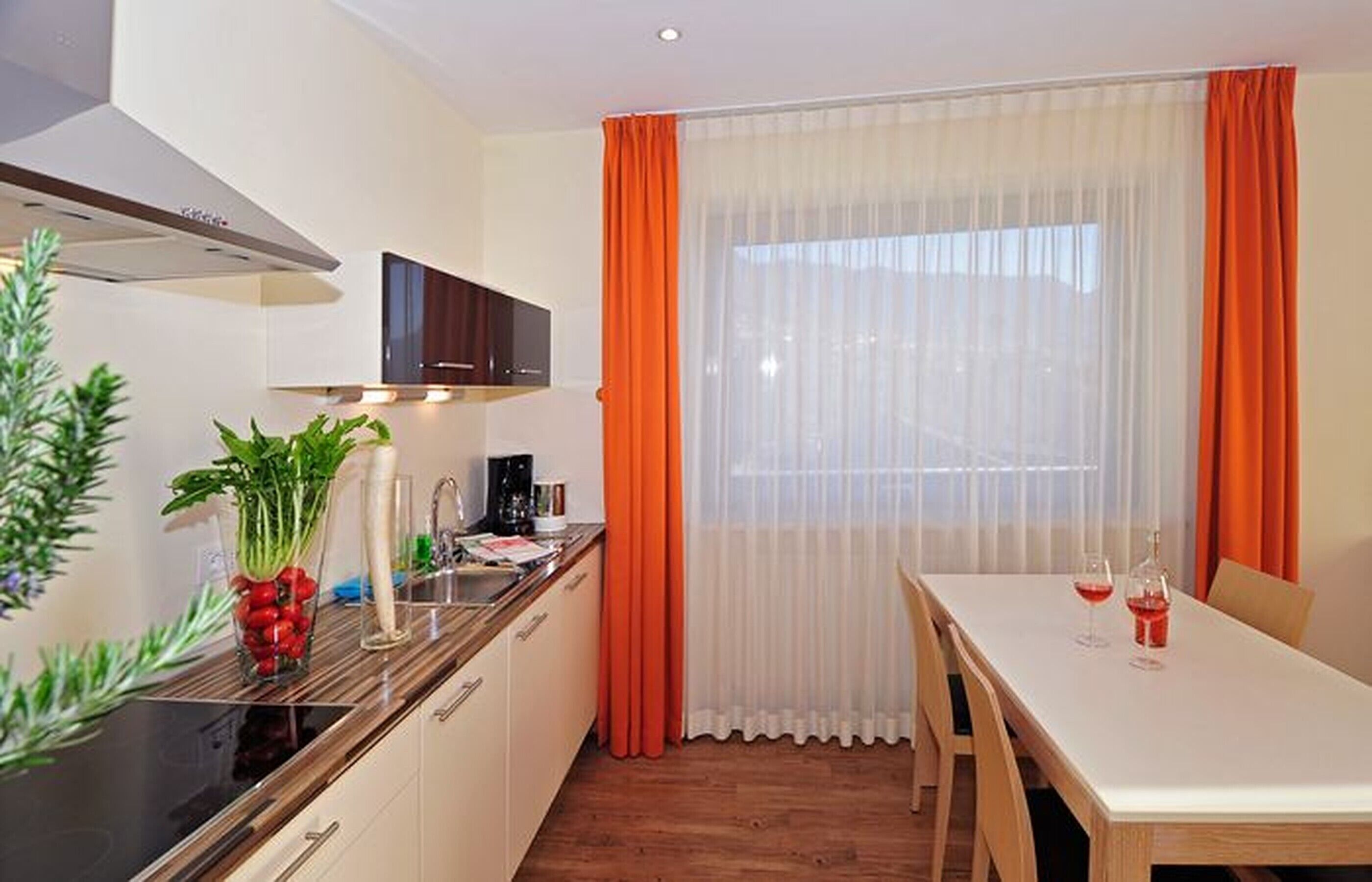 Kühlschrank, Mikrowelle, Herdplatte, Wasserkocher mit Kaffee-/Teezubehör