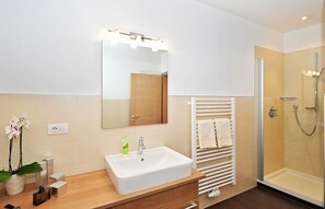 Suihku, hiustenkuivaaja, pyyhkeet