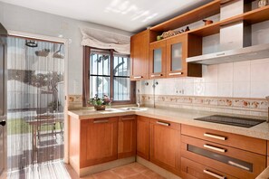 Fridge, microwave, oven, stovetop - Villa 'Margaritas' with Private Pool, Wi-Fi and Air Conditioning (Chiclana de la Frontera)