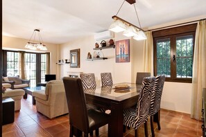 Dining - Villa 'Margaritas' with Private Pool, Wi-Fi and Air Conditioning (Chiclana de la Frontera)
