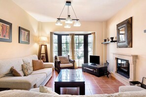 Una televisión, una chimenea