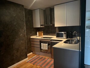 Réfrigérateur, micro-ondes, plaque de cuisson, lave-vaisselle