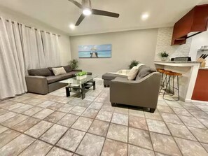 Living area - Unit 4+7 MB 2 Condos 4BR/4BA+2 Lofts+Rooftop Deck by Sand (San Diego)