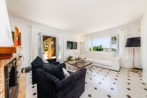 تلفزيون، مدفأة، ستيريو