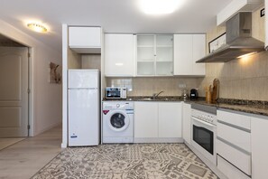 Een koelkast, een microgolfoven, een oven