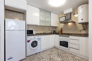 ثلاجة، ميكروويف، فرن، ماكينة لصنع القهوة/الشاي