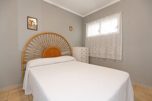 2 bedrooms, iron/ironing board, bed sheets - Central, cozy, and with pool 082 SAYONARA (Salou)