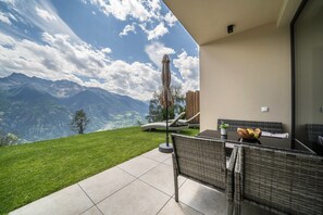 Outdoor dining - Apartment 'Paflur Lodges Bergtraum' with Mountain View, Private Terrace and Wi-Fi (Lasa)