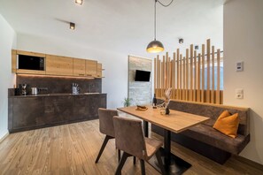 Dining - Apartment 'Paflur Lodges Bergtraum' with Mountain View, Private Terrace and Wi-Fi (Lasa)