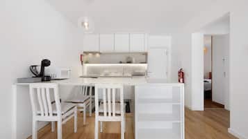 Køleskab, mikrobølgeovn, ovn, kogeplade
