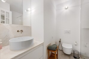 Douche, sèche-cheveux, serviettes fournies