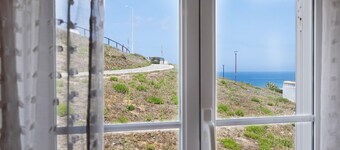 Apartment 'Casa Da Praia' with Sea View, Wi-Fi and Air Conditioning
