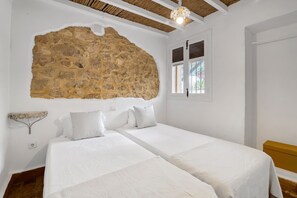 5 bedrooms, iron/ironing board, free WiFi, bed sheets - Villa 'Araucaria'—the perfect retreat to unwind, relax, and enjoy the surroundings (Denia)