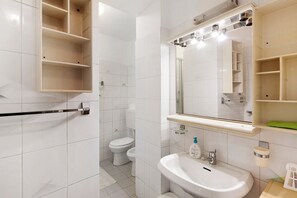 Douche, séchoir à cheveux, serviettes fournies