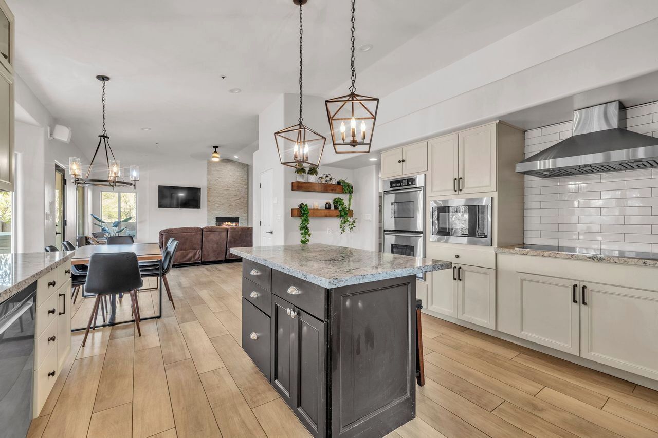 Réfrigérateur, four à micro-ondes, un four, surface de cuisson