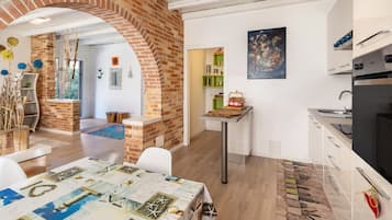 Kjøleskap, mikrobølgeovn, kokeplater og kaffetrakter/tekoker