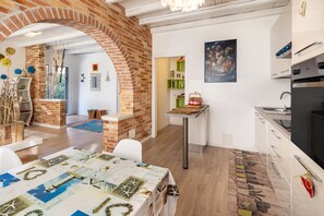 Geladeira, micro-ondas, cooktop, cafeteira/chaleira