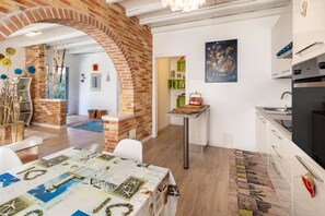 Jääkaappi, mikroaaltouuni, liesi, kahvin-/teenkeitin