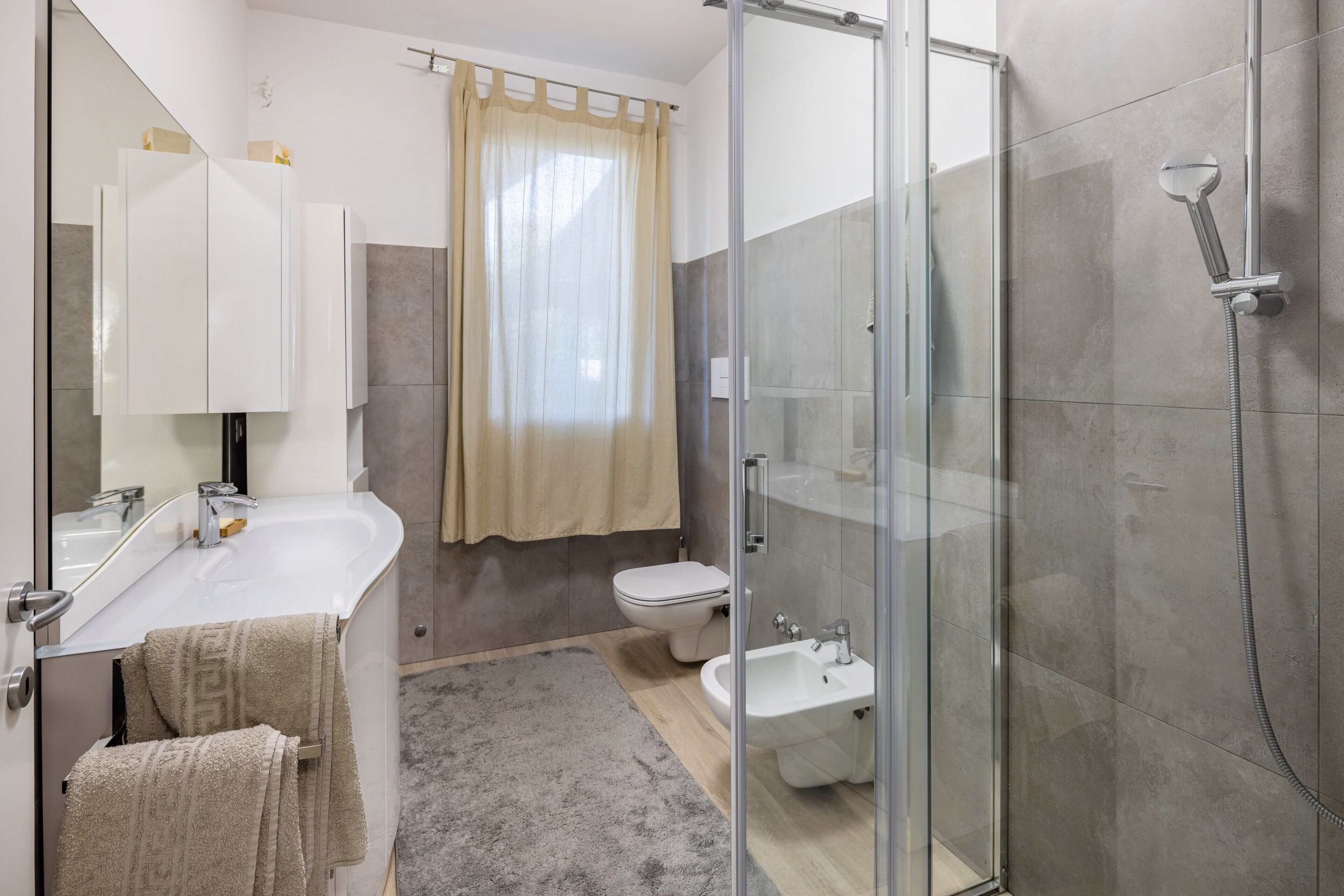 Ducha, secador de pelo, toallas