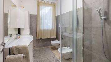 Ducha, secador de pelo, toallas