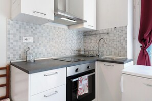 Frigorifero, microonde, forno, piano cottura