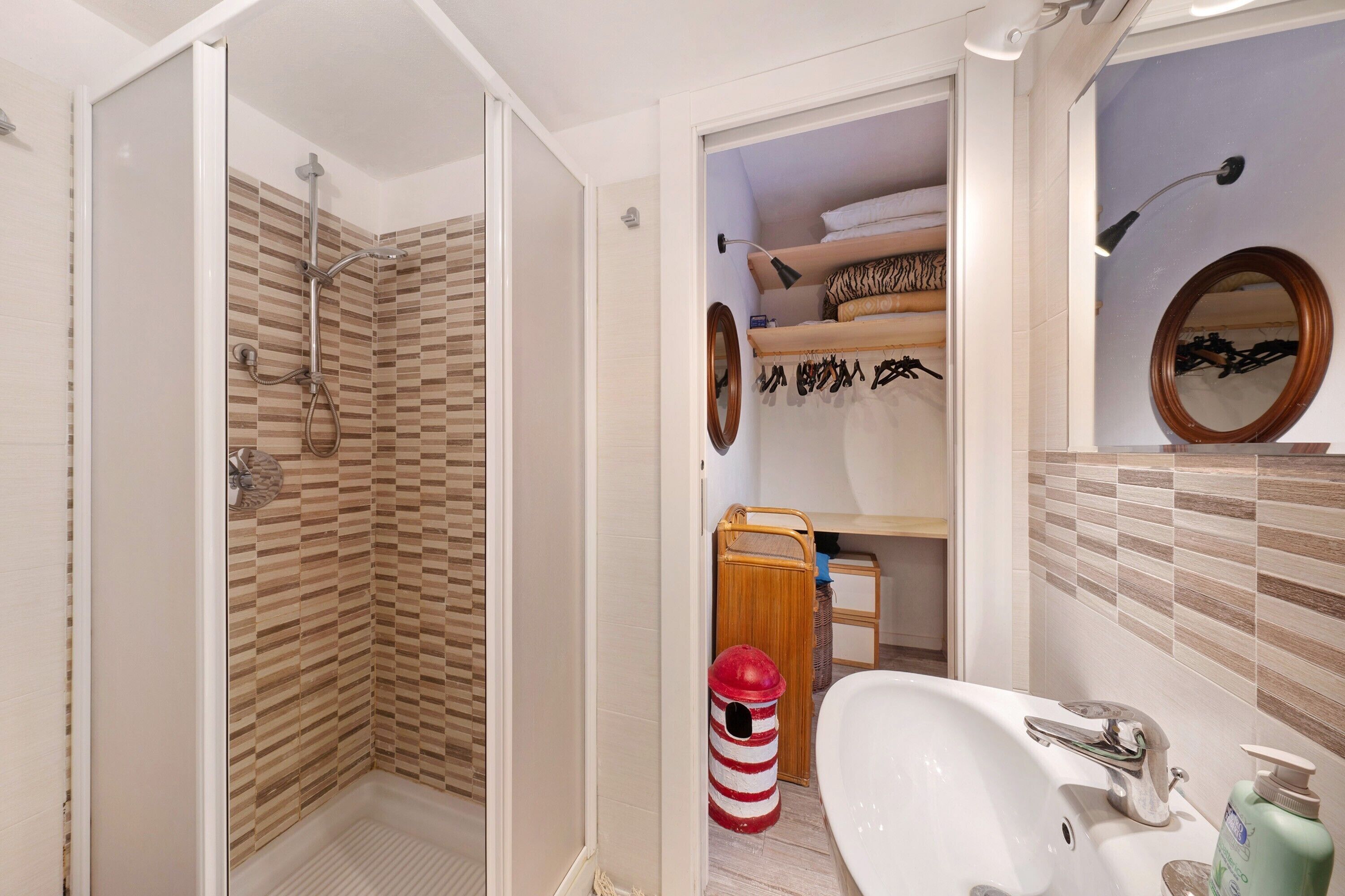 シャワー、ヘアドライヤー、タオル