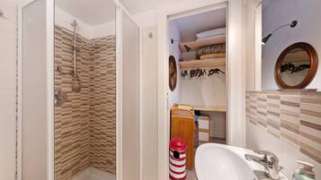 Douche, sĂšche-cheveux, serviettes fournies