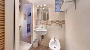 Ein Badezimmer mit Waschbecken, Bidet und Spiegel.