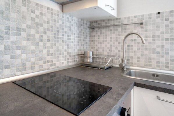 Kylskåp, mikrovågsugn, ugn och spishäll