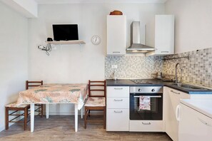 Frigorifero, microonde, forno, piano cottura