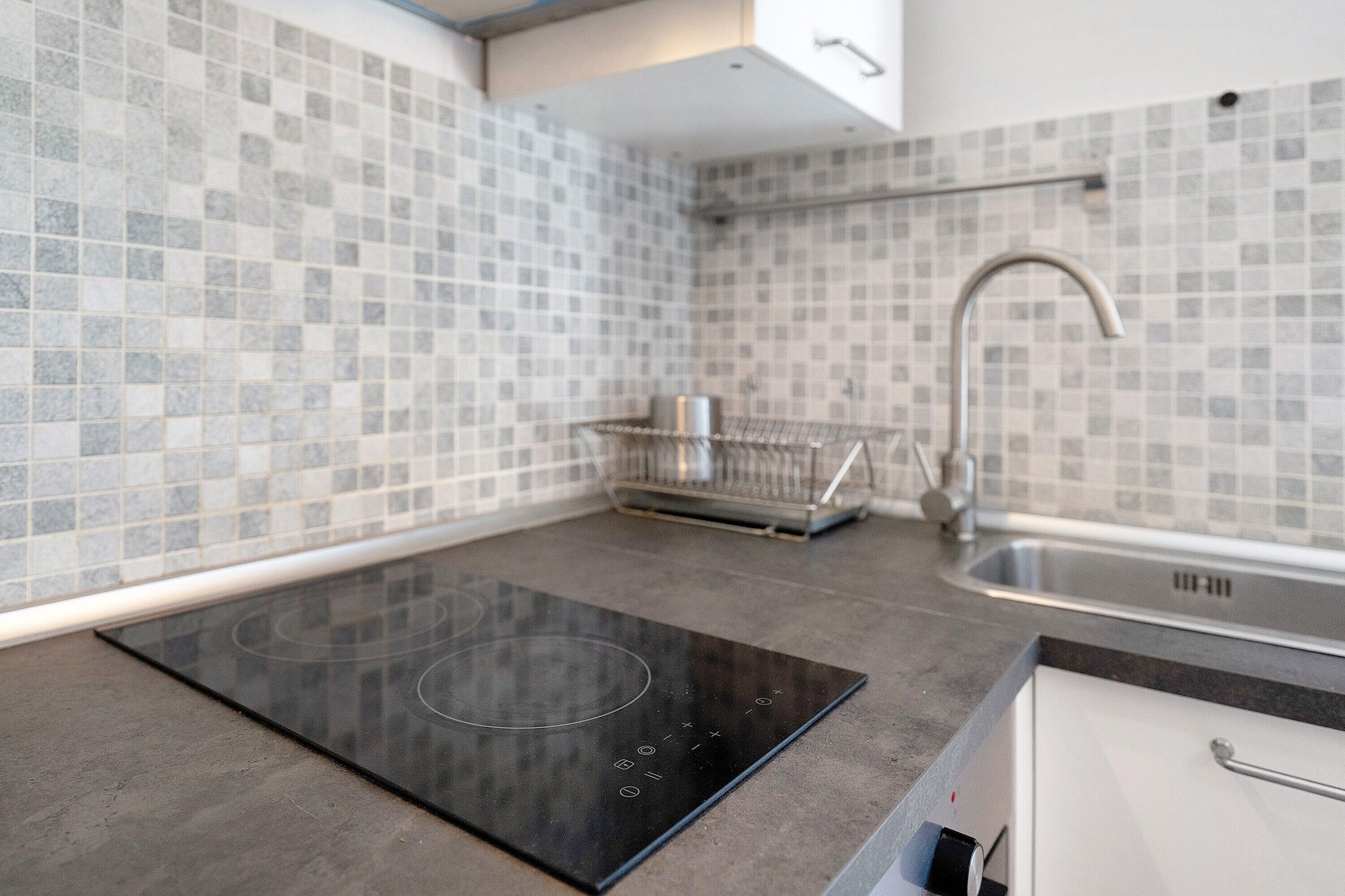 冷蔵庫、電子レンジ、オーブン、コンロ