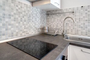 Refrigerador, microondas, horno, placa de cocina