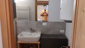Ducha, secador de pelo y toallas