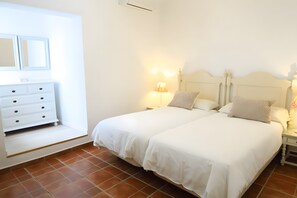 5 bedrooms, iron/ironing board, free WiFi, bed sheets - Villa 'Cerca De Puerto Banús' with Private Pool, Wi-Fi and Air Conditioning (Marbella)