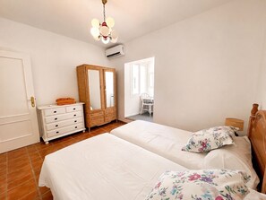 5 bedrooms, iron/ironing board, free WiFi, bed sheets
