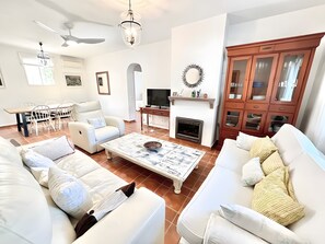 TV, fireplace - Villa 'Cerca De Puerto Banús' with Private Pool, Wi-Fi and Air Conditioning (Marbella)