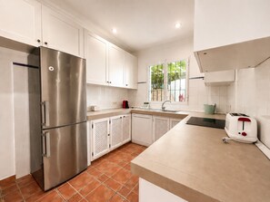 Coffee/tea maker, fridge, microwave, oven