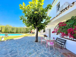 Outdoor dining - Villa 'Cerca De Puerto Banús' with Private Pool, Wi-Fi and Air Conditioning (Marbella)
