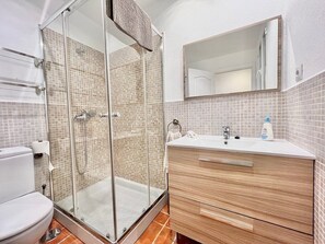 シャワー、ヘアドライヤー、タオル